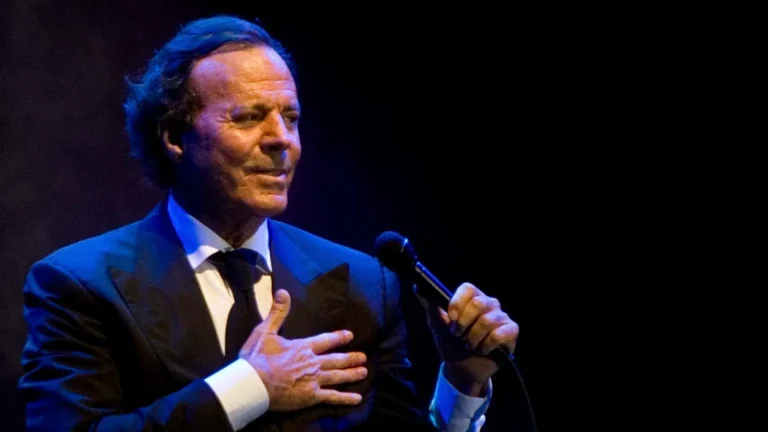 Julio Iglesias respinge accuse di molestie sessuali: “Assolutamente false, provo grande tristezza”