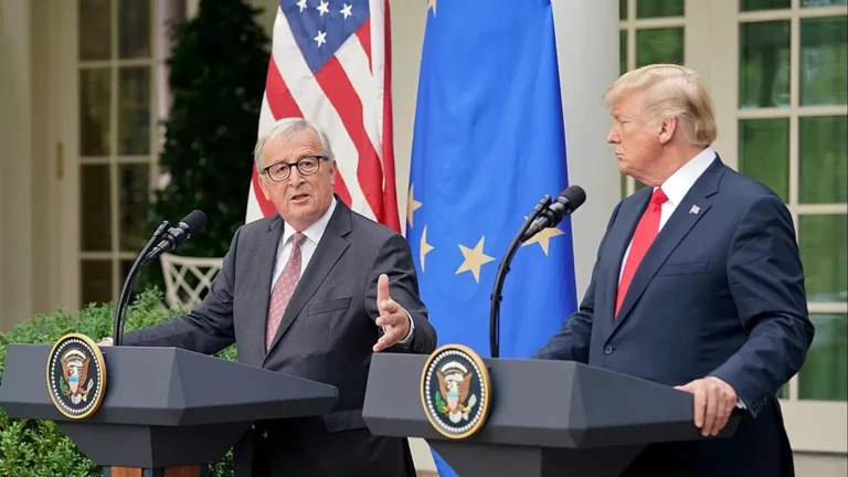 Minacce di Trump su Groenlandia, Juncker: “L’Ue non è schiava, pronti a usare il bazooka” anti-dazi