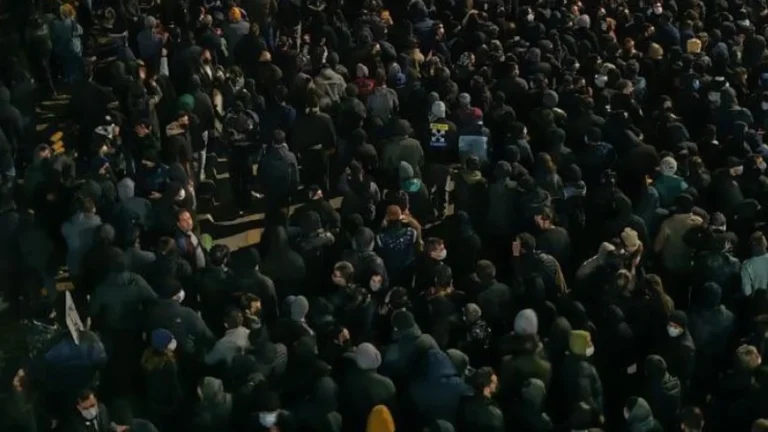 Grande manifestazione a Teheran, Trump avverte l’Iran: “colpiremo duramente se uccidono persone”