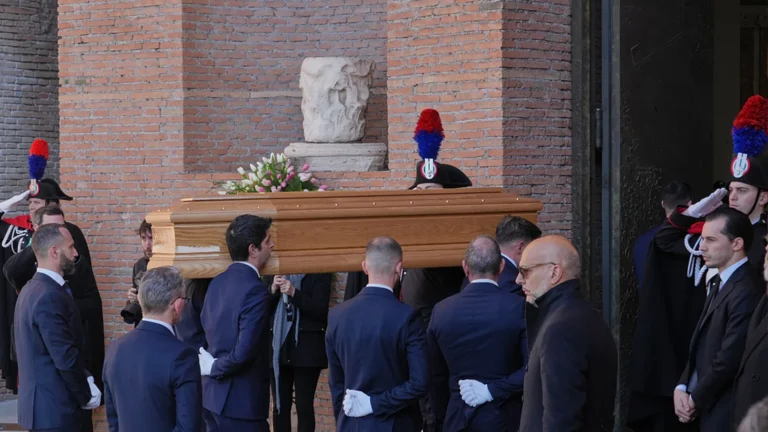 Funerali di Valentino Garavani: il mondo della moda a Roma per l’ultimo saluto al suo imperatore