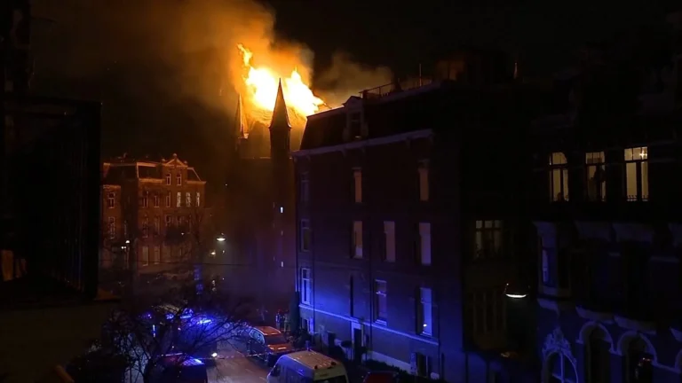 Caos a Capodanno nei Paesi Bassi: due morti, chiesa in fiamme e attacchi alla polizia