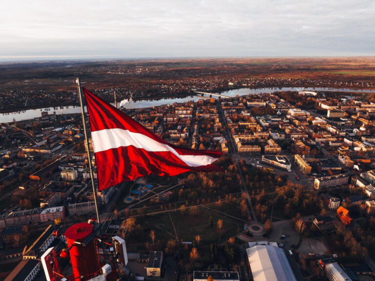 La guerra invisibile del Cremlino: perché lo smantellamento della rete russa in Lettonia riguarda anche l’Italia