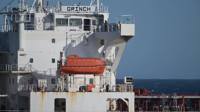 Flotta ombra russa, la Francia libera una nave: “Pagata multa da milioni di euro”