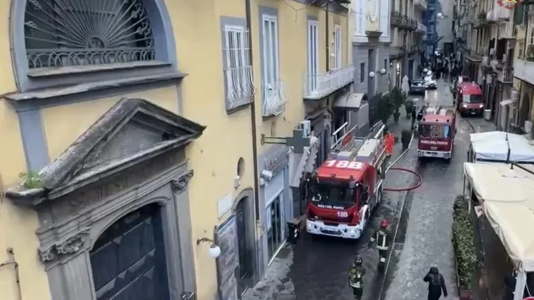 Incendio nel centro di Napoli: a fuoco il teatro Sannazzaro a Via Chiaia, alcuni intossicati