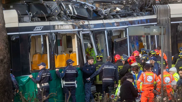 Deraglia tram a Milano: due persone morte, decine di feriti