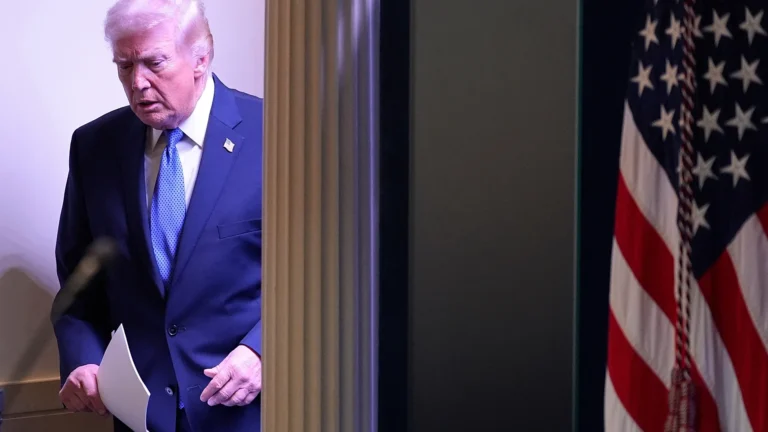 Guerra commerciale, Donald Trump alza i dazi dal 10% al 15% dopo la sentenza della Corte Suprema