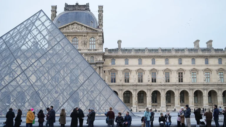 Francia, nove arresti per una truffa legata alla vendita di biglietti falsi del Louvre