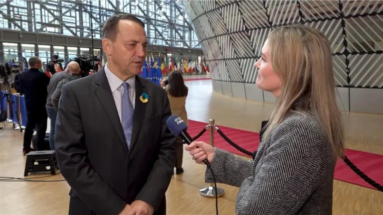 Il ministro polacco Sikorski accusa l’Ungheria: “I veti sull’Ucraina sono un’escalation che favorisce il Cremlino”