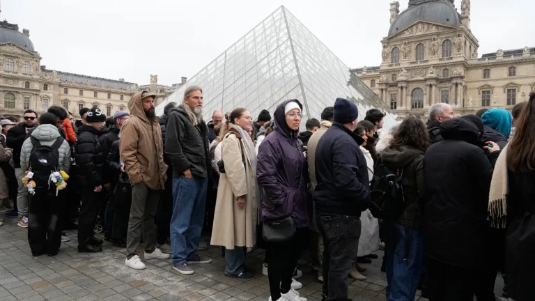Louvre: una perdita causa nuovi danni a un’opera del XIX secolo