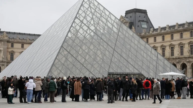 Truffa da 10 milioni nella vendita dei biglietti del Louvre: indagati dipendenti e guide turistiche