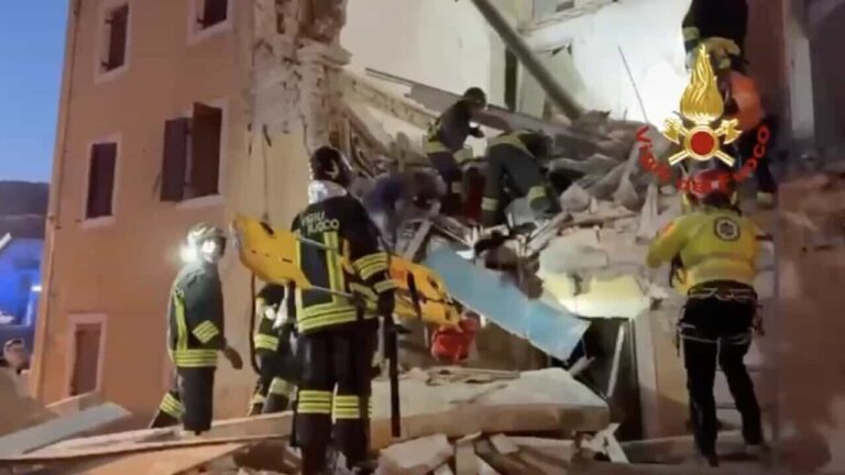 Crolla palazzina nel Veronese, un morto: i vigili del fuoco al lavoro