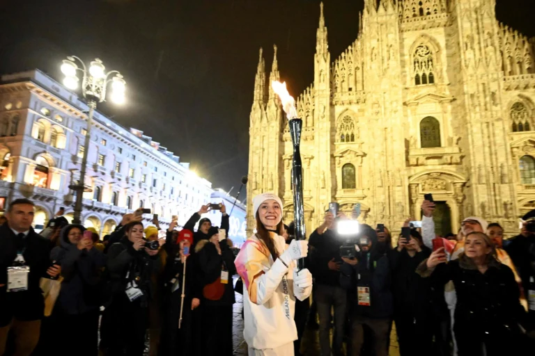 La fiamma olimpica è arrivata a Milano: accolta da una manifestazione pro-Palestina