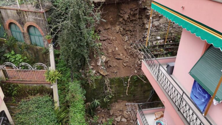 Maltempo, crolla un muraglione a Santa Margherita Ligure e frana nel giardino di un palazzo