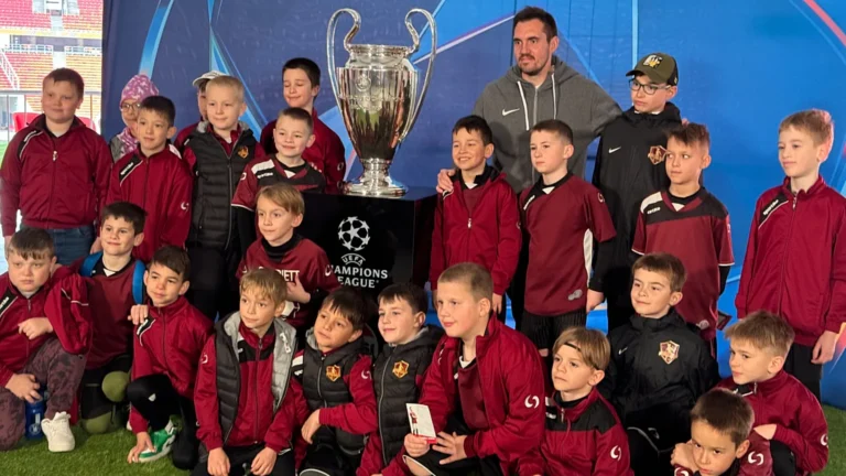 Budapest si prepara per la finale: il trofeo della Champions League esposto alla Puskás Aréna