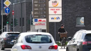 I prezzi della benzina crescono in tutta Europa: dove costa di più? Il confronto con l’Italia