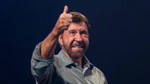 Morto l’attore Chuck Norris: fu un cult del cinema d’azione da Delta Force a Walker Texas Ranger