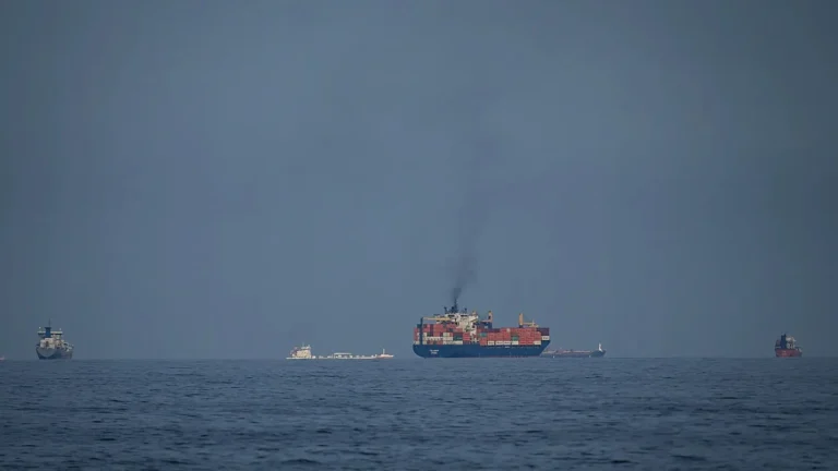 L’Iran dichiara che “faciliterà e accelererà” gli aiuti umanitari attraverso lo Stretto di Hormuz