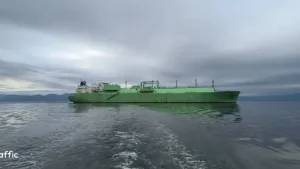 Italia e Malta monitorano la nave metaniera russa alla deriva nel Mediterraneo dopo l’esplosione