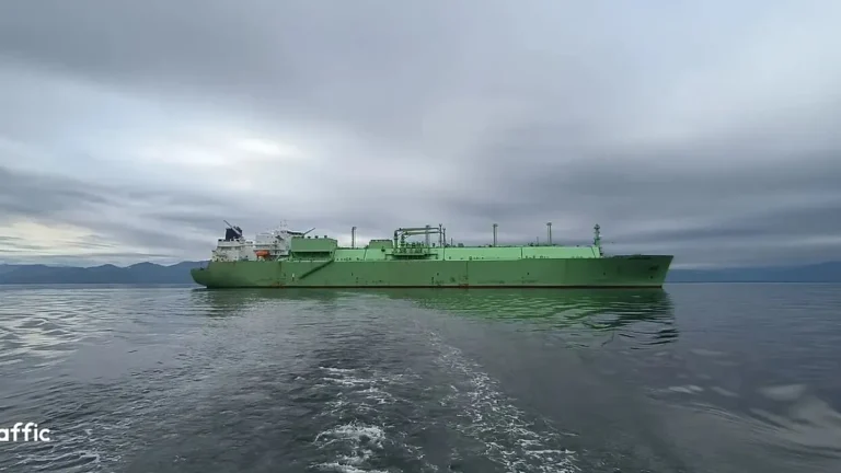 Italia e Malta monitorano la nave metaniera russa alla deriva nel Mediterraneo dopo l’esplosione