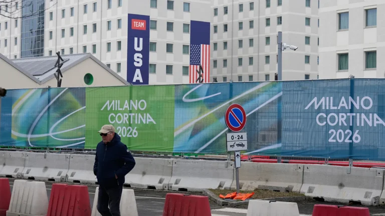 Segnale stradale modificato con scotch durante le Olimpiadi: migliaia di multe annullate a Milano