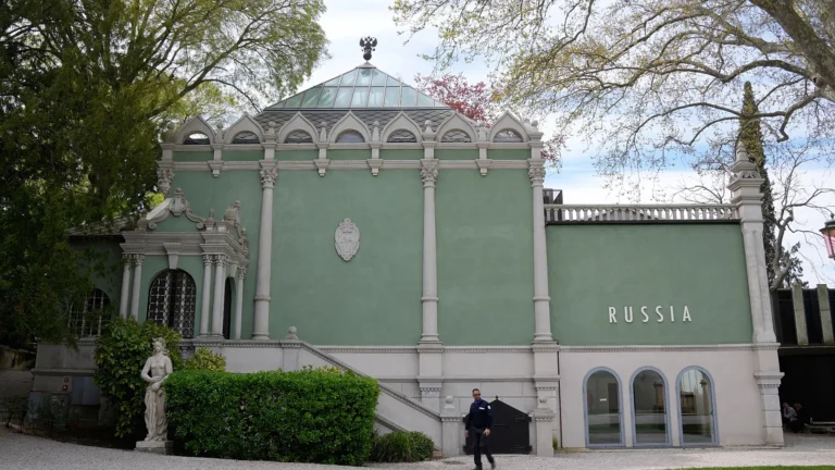 Il Parlamento europeo chiede a Bruxelles di impedire alla Russia di tornare alla Biennale di Venezia