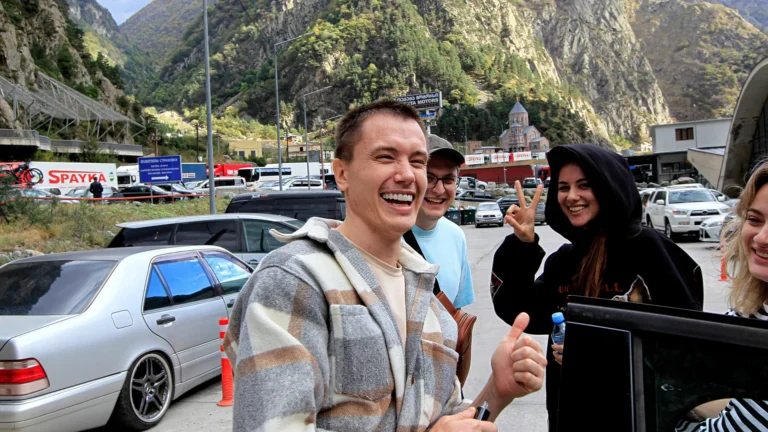 I russi non riescono a ottenere passaporti per andare via: “Ci sono code enormi ovunque”