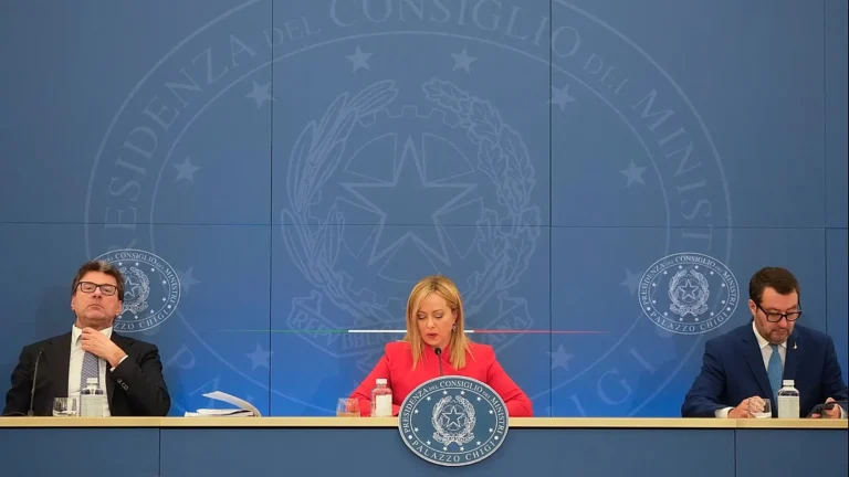 Decreto fiscale, via libera del governo: rinviata tassa Ue sui piccoli pacchi