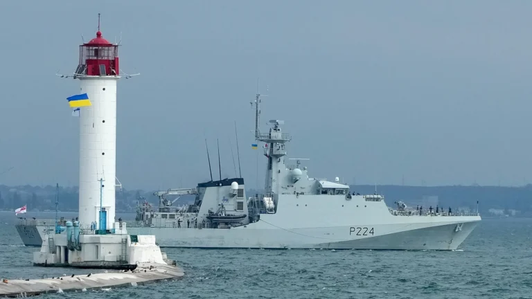 Il Regno Unito dovrà prendere in prestito una fregata dalla Germania per una missione Nato