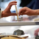 Elezioni municipali Francia 2026: bassa affluenza e avanzata di destra e sinistra radicale