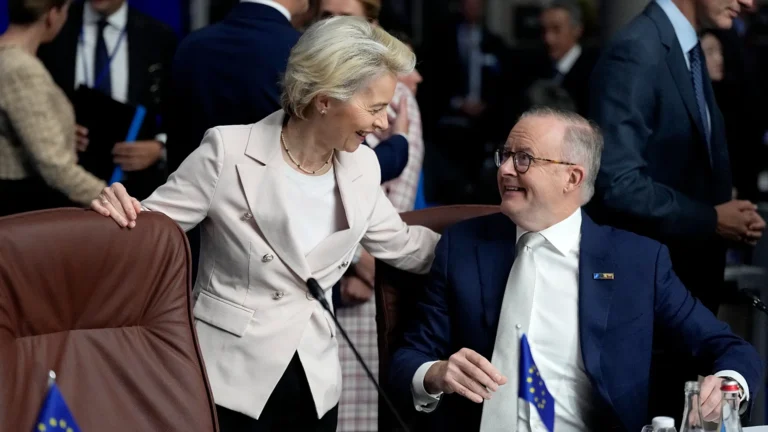A caccia di nuovi partner strategici, Ursula von der Leyen sigla accordo commerciale con l’Australia