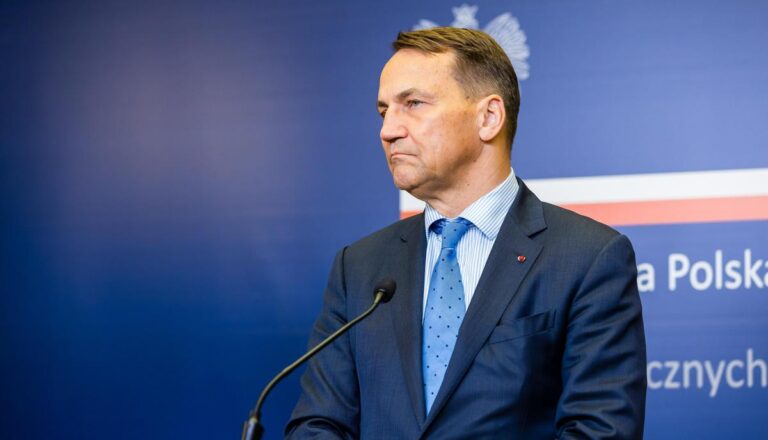 Dalle zebre ai milioni: perché Varsavia è stata la prima a sfidare Orbán