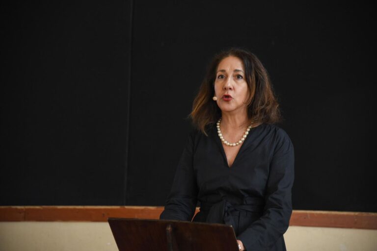 Dopo Khamenei, la storica Sabahi: “Tra bandiere a lutto e gioia, la speranza di un futuro migliore”