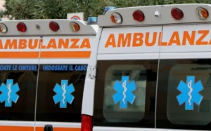 Madre si getta dal terzo piano con in braccio i figli: tre morti e una ferita