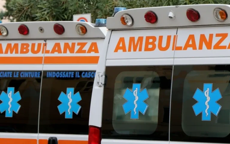 Madre si getta dal terzo piano con in braccio i figli: tre morti e una ferita