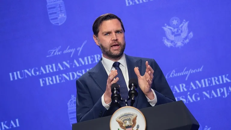 Il vicepresidente degli Stati Uniti Vance attacca Bruxelles e promette sostegno a Orbán in vista delle elezioni ungheresi