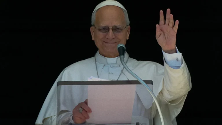 Papa Leone XIV al Regina Coeli: “La malvagità corrompe la storia, servono pace e verità contro armi”