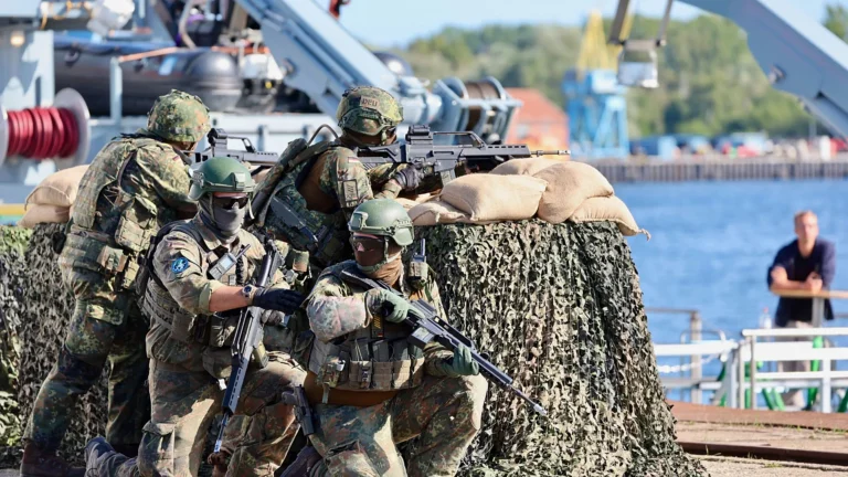Germania come l’Ucraina? Una legge impone agli uomini di chiedere un permesso per andare all’estero