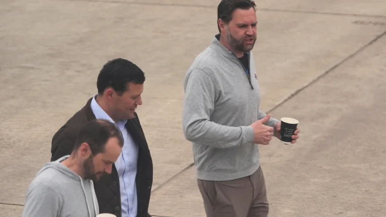 JD Vance visita la base aerea Usa di Ramstein dopo il fallimento dei negoziati con l’Iran in Pakistan