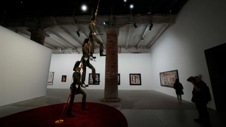 Biennale di Venezia: Ministero della Cultura invia ispettori per padiglione russo, appoggio dell’Ue