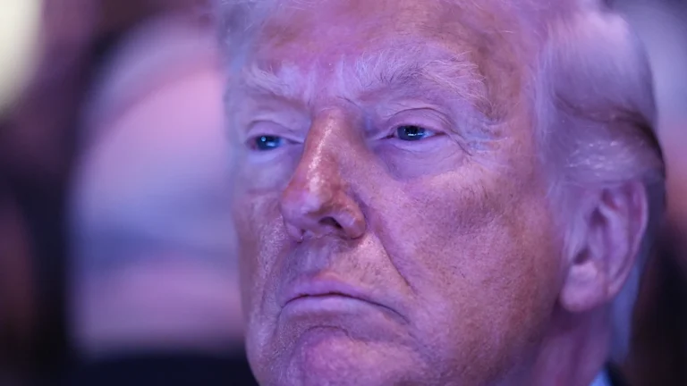 Trump: per blocco di Hormuz ci vorrà un po’ di tempo, poi minaccia la Cina se aiuterà l’Iran