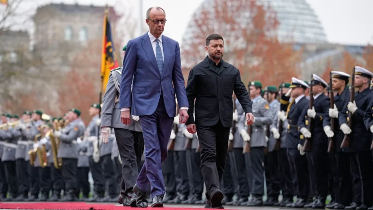 Zelensky a Berlino: Germania e Ucraina firmano accordi per difesa, droni e armi