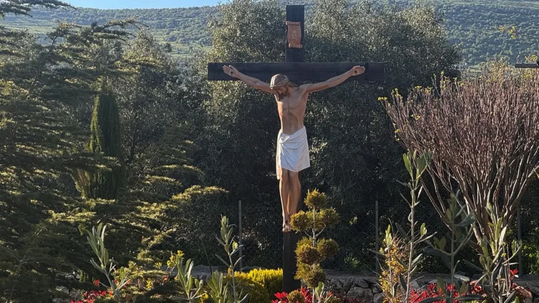 Unifil dona nuovo crocifisso al villaggio di Debel in Libano, Meloni: “Messaggio di speranza”