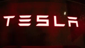 Tesla, utili in aumento ma restano timori sulla crescita mentre Musk illustra i piani di spesa