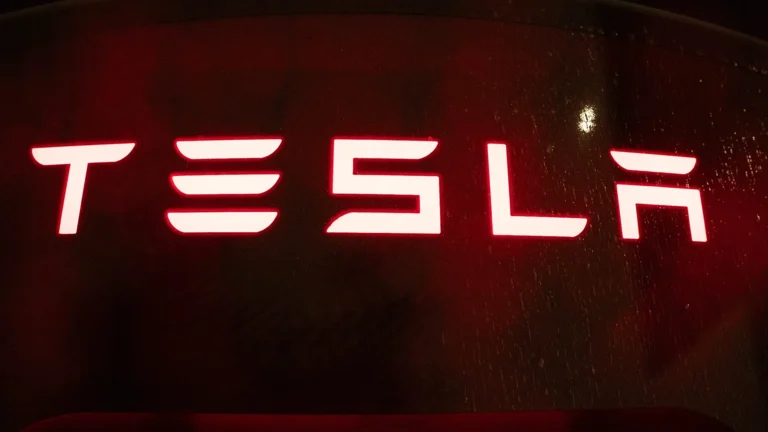 Tesla, utili in aumento ma restano timori sulla crescita mentre Musk illustra i piani di spesa