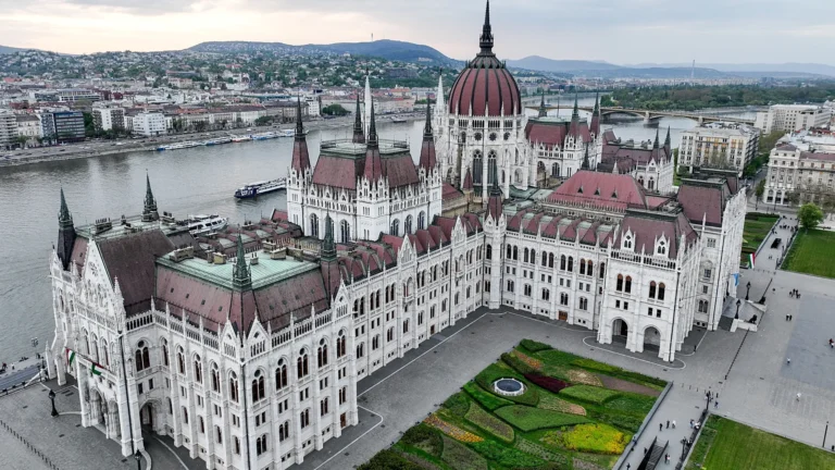 Ue e il futuro premier ungherese Magyar trovano l’intesa: al lavoro per sbloccare i fondi Ue