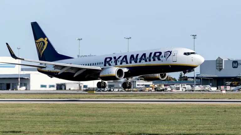 Da novembre i clienti Ryanair dovranno arrivare al check-in e consegna bagagli almeno un’ora prima