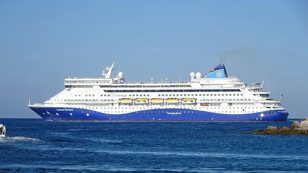La prima nave da crociera transita nello Stretto di Hormuz dall’inizio della guerra in Iran