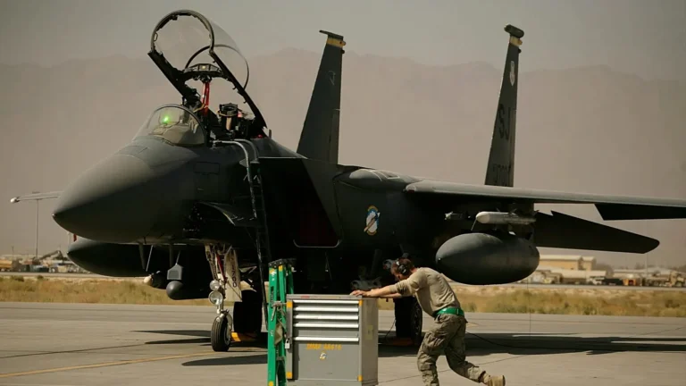 Il pilota statunitense scomparso abbattuto in Iran tratto in salvo dalle forze speciali, dice Trump