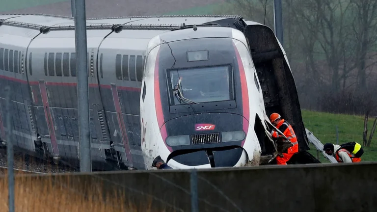 Francia: un Tgv si scontra con un mezzo pesante, un morto e 27 feriti