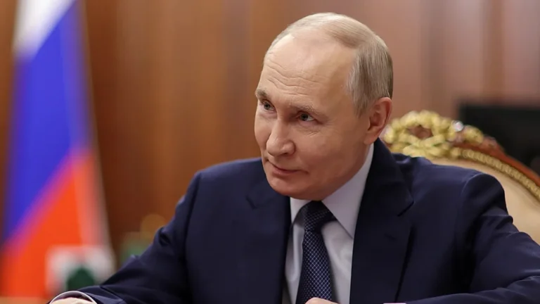 Putin in calo nei sondaggi: fiducia ai minimi, pesano internet e caro prezzi